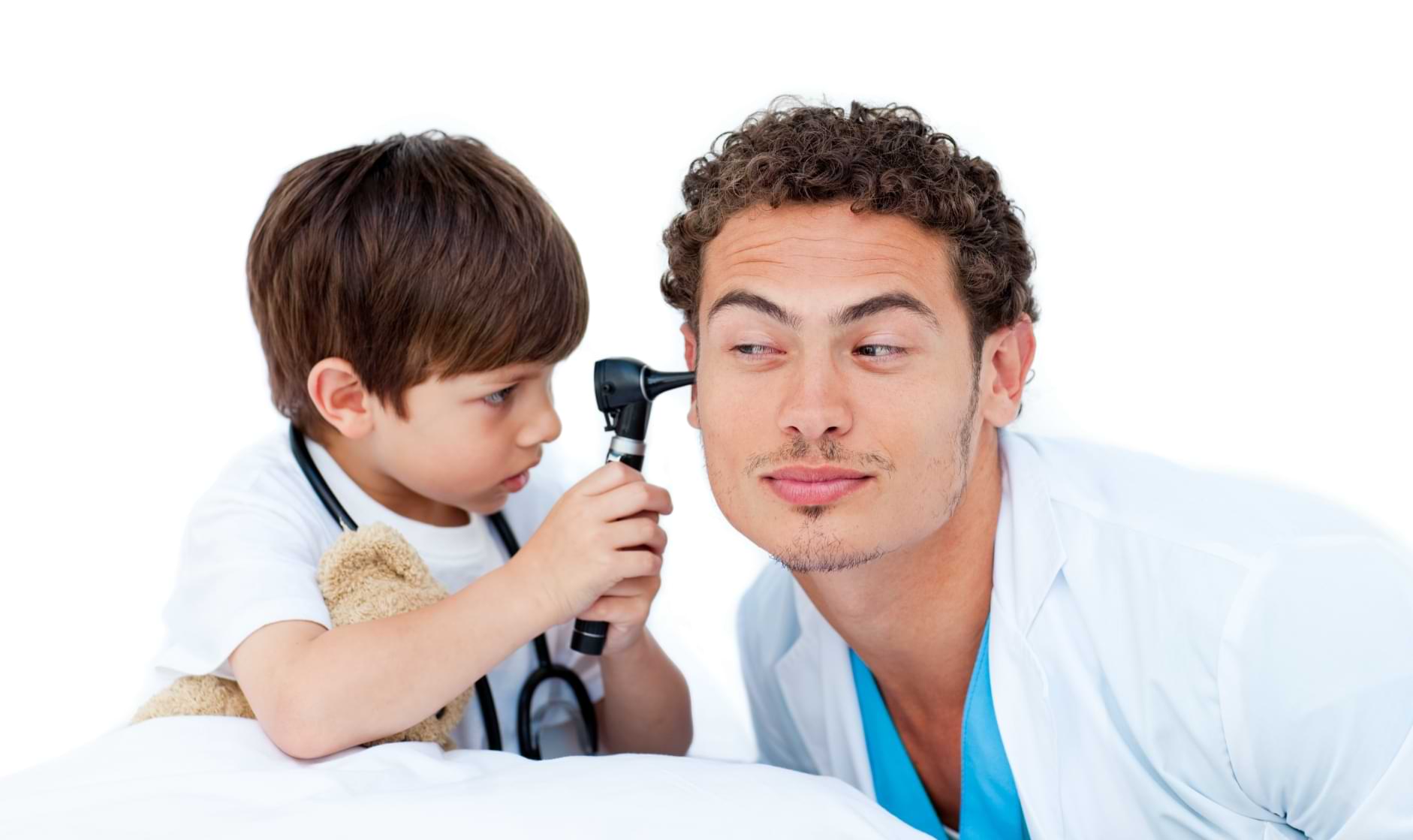 Ein Kind untersucht das Ohr eines Arztes