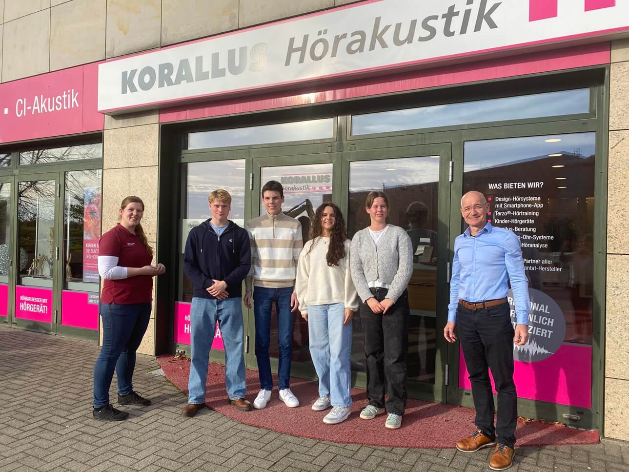 DILA bei Hörgeräte Korallus in Garbsen. 4 Schüler und 2 Mitarbeiter